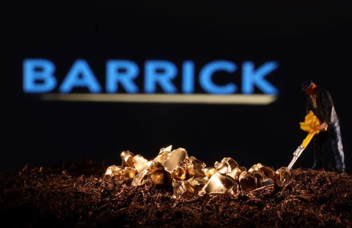 Tickerwire's tweet image. $NEM | Activist hedge fund Elliott Management has built a multi hundred million dollar stake in $B Barrick Mining, per FT. 

Reports say Elliott now ranks among Barrick’s top 10 holders with a stake over $700M and is pushing to separate its North American and higher risk assets.