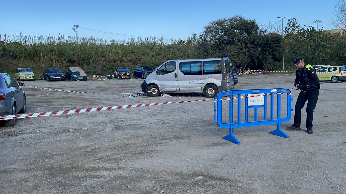 🔴 Comencem a posar ordre al pàrquing del Sorrall per corregir-hi la situació d’insalubritat

🚘 Iniciem la retirada d’una dotzena de vehicles abandonats i desallotgem cautelarment per risc de salut pública les 3 persones que hi pernoctaven

⛔️ Precintem la zona

#SeguretatMataró