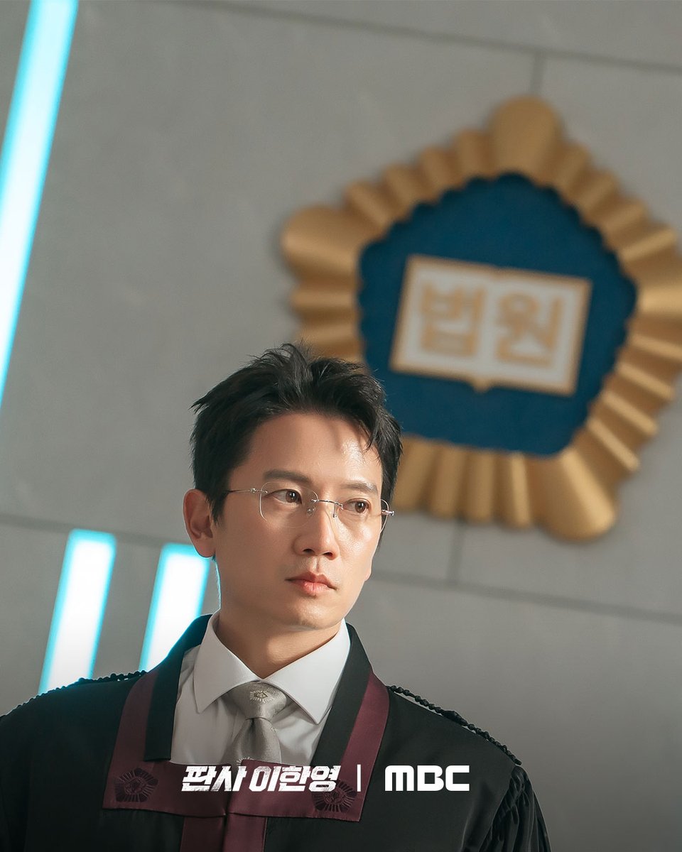 mbcdrama_pre's tweet photo. 권력만 따르던 적폐 판사 '이한영'에서
정의를 위해 달리는 판사로 회귀 완료🔥

거대 로펌의 노예로 살다가 10년 전으로 회귀한
적폐 판사 이한영이 새로운 선택으로 거악을 응징하는
정의 구현 회귀 드라마 #판사이한영
2026년 1월 2일(금) MBC 첫 방송

#지성 #박희순 #원진아
#mbcdrama #MBC금토드라마 #MBC