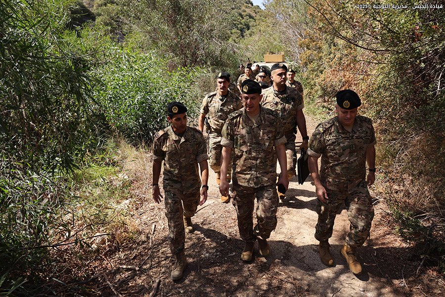 يَلْ عَ لمعة سيفه 
النجمات بتتكسّر
يا اللي خيال حصانه
 من خوابي الدهر بيسكر
#هيكل  هالحامل عَ جبينو 
العزّ وبقلبو الأرز
وعم بيقود العسكر
 🇱🇧 🇱🇧 
( بقلم الاخوين رحباني ، كأنها انكتبت الك) 
#Rodolphe_Haykal
#قائد_الجيش 
#سيد_البيان