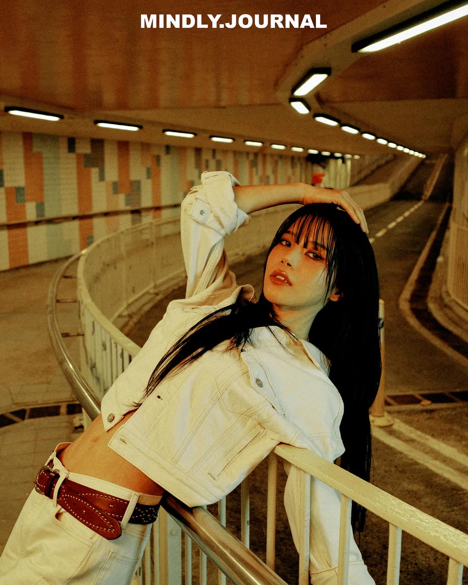 yongmogu's tweet image. .
mindly.journal IG

FLOATING FREE・Solar Yong-sun

From her beginnings as a member of the K-pop girl group MAMAMOO to her evolution as a successful solo artist, Korean singer Solar (Yong-sun) has long been recognized for her outstanding vocal talent. 
Her recent duet, &quot;Floating…