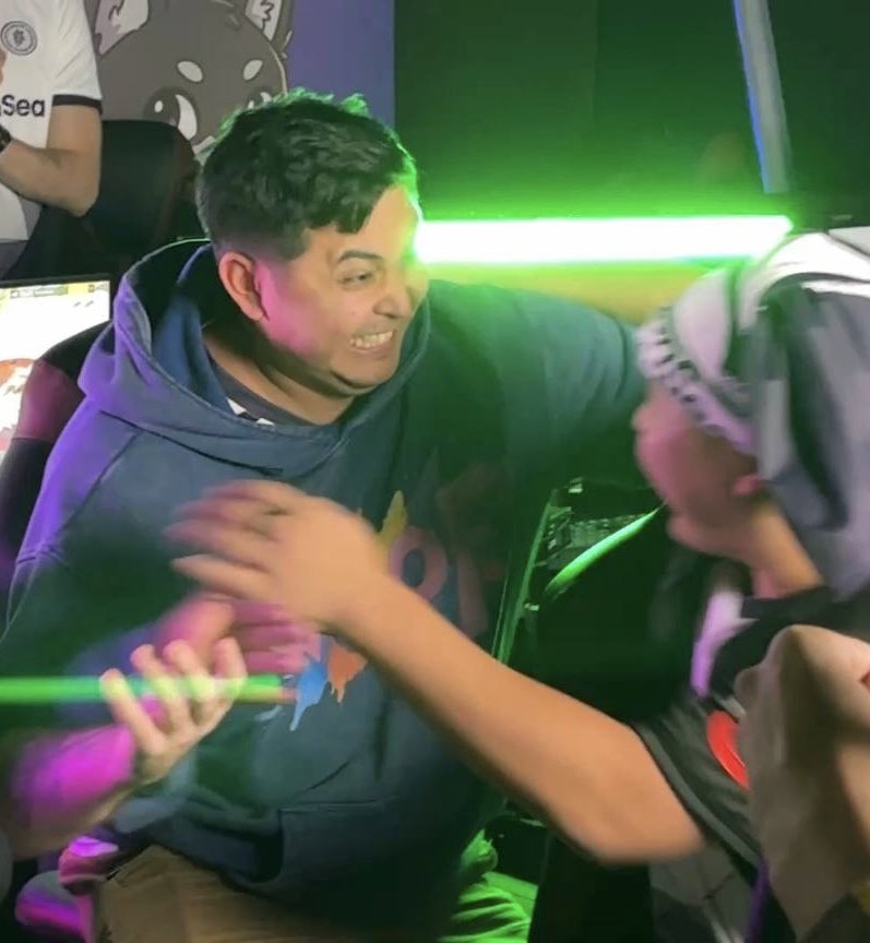 TGIFresco's tweet image. Find someone who looks at you the way @paytkaleiwahea looks at @iceyyy_gaming