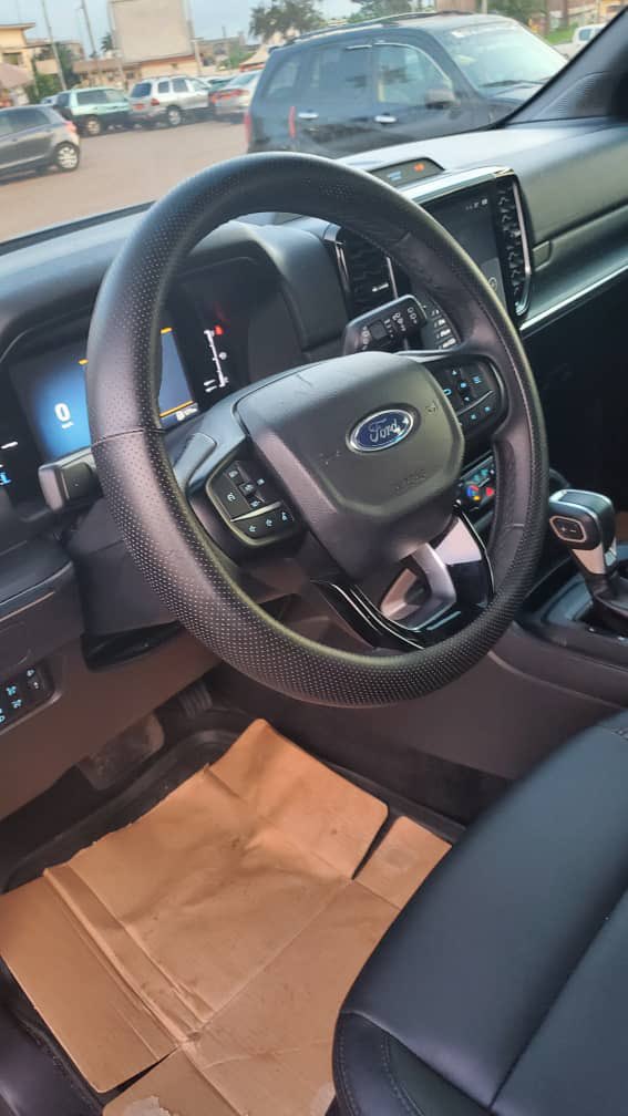 Johnybreez's tweet image. 7 seater 

4 cylinder Diesel Engine 

10mille km+ mileage 

2024 model year

Ford everest Titanium 4×2

Double sunroof

Push start button

Keyless entry with remote start

Apple car play and android auto

Price: 45.000.000 XAF