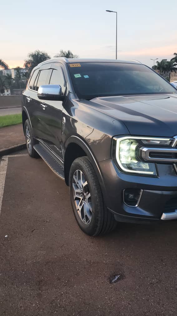 Johnybreez's tweet image. 7 seater 

4 cylinder Diesel Engine 

10mille km+ mileage 

2024 model year

Ford everest Titanium 4×2

Double sunroof

Push start button

Keyless entry with remote start

Apple car play and android auto

Price: 45.000.000 XAF