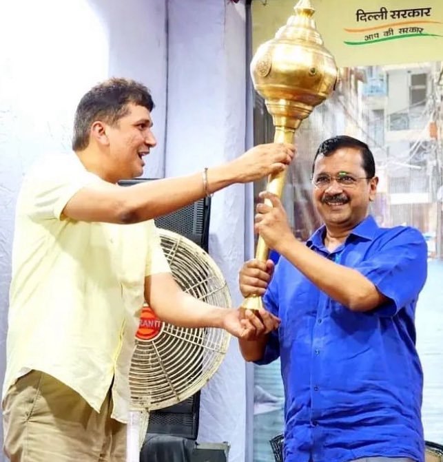 DuckKiBaat's tweet image. 𝗔 𝗣𝗮𝗿𝘁𝘆 𝗦𝗵𝗮𝗸𝗲𝗻. 𝗔 𝗟𝗲𝗮𝗱𝗲𝗿 𝗪𝗵𝗼 𝗦𝘁𝗼𝗼𝗱. 𝗔 𝗠𝗼𝘃𝗲𝗺𝗲𝗻𝘁 𝗥𝗲𝗯𝗼𝗿𝗻.

When we lost Delhi... it felt like the ground had slipped from beneath our feet. Every hope we had built and every dream we had carried seemed to collapse in a moment. There was…