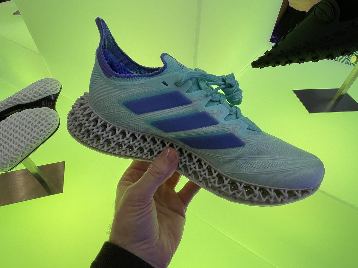 MaxFunkner's tweet image. More #3Dprintedshoes With great guidance from @andrewasink at the @Carbon3D booth at #Formnext #formnext2025. Building up a major guide 🤫