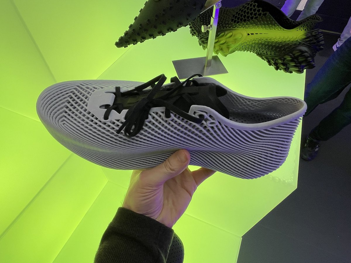 MaxFunkner's tweet image. More #3Dprintedshoes With great guidance from @andrewasink at the @Carbon3D booth at #Formnext #formnext2025. Building up a major guide 🤫