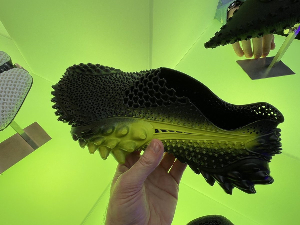 MaxFunkner's tweet image. More #3Dprintedshoes With great guidance from @andrewasink at the @Carbon3D booth at #Formnext #formnext2025. Building up a major guide 🤫