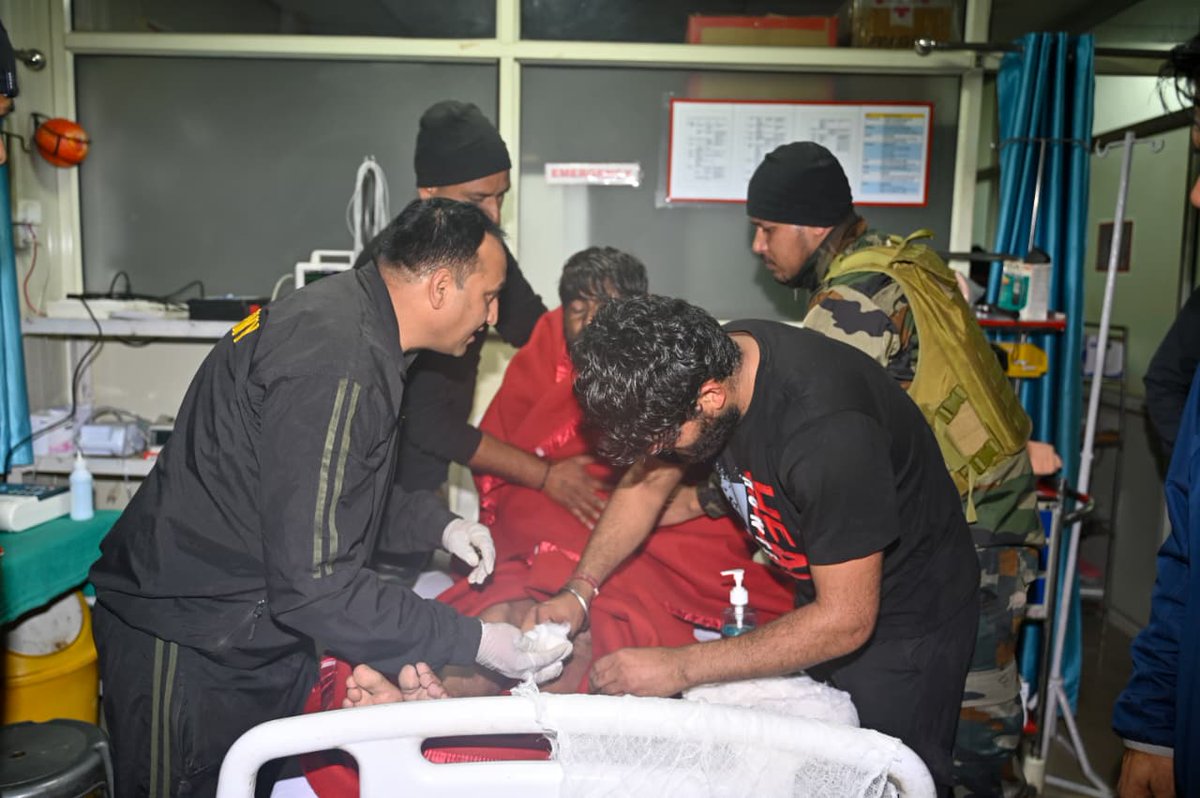 prodefencejammu's tweet image. #RescueOperation

Today at around 5:15 pm, a civil truck travelling from #Srinagar to #Jammu skidded off the road and fell into a deep gorge near Nachlana Army Camp. Troops of @Whiteknight_IA reacted swiftly and, in coordination with civil authorities, rescued two injured…