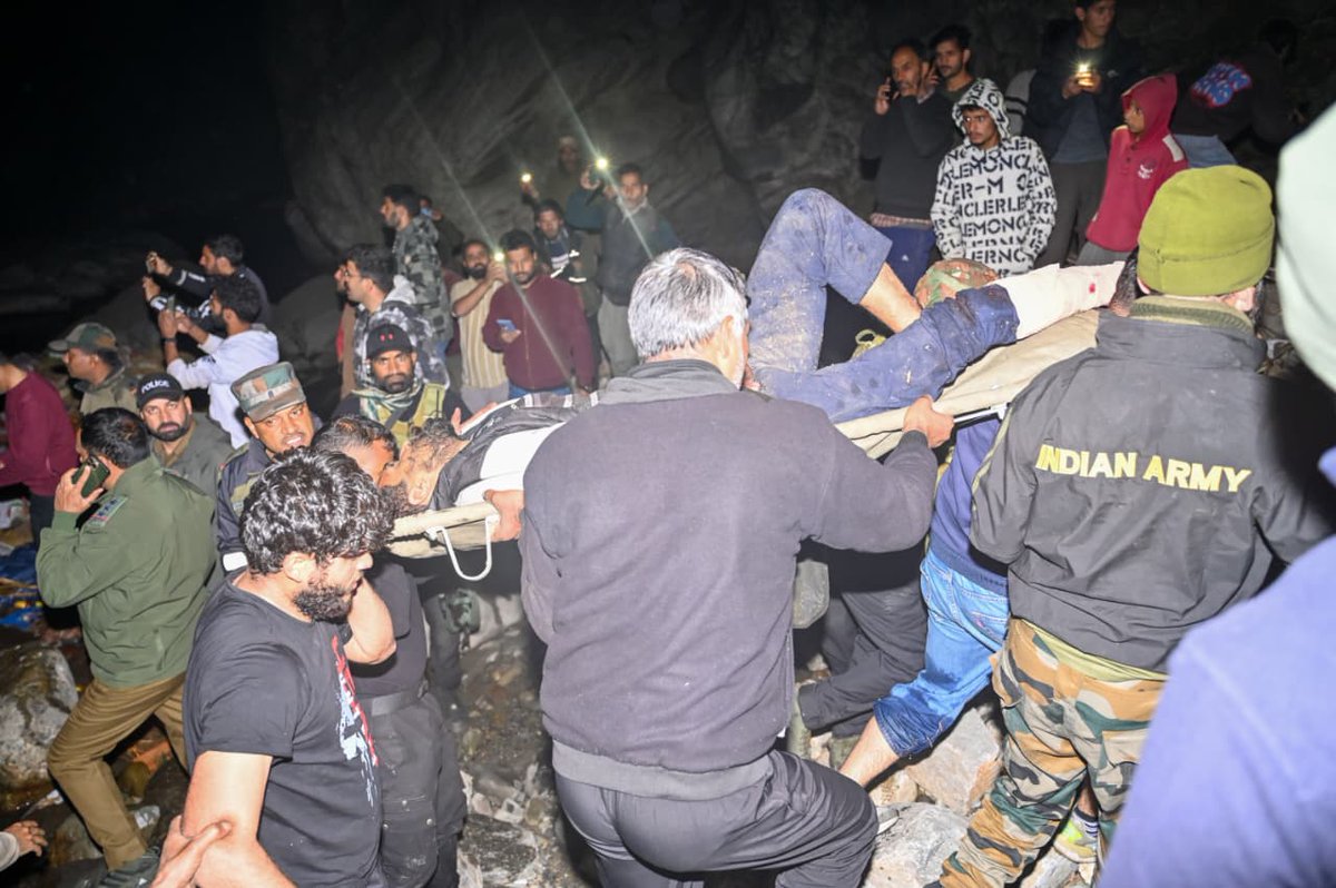 prodefencejammu's tweet image. #RescueOperation

Today at around 5:15 pm, a civil truck travelling from #Srinagar to #Jammu skidded off the road and fell into a deep gorge near Nachlana Army Camp. Troops of @Whiteknight_IA reacted swiftly and, in coordination with civil authorities, rescued two injured…