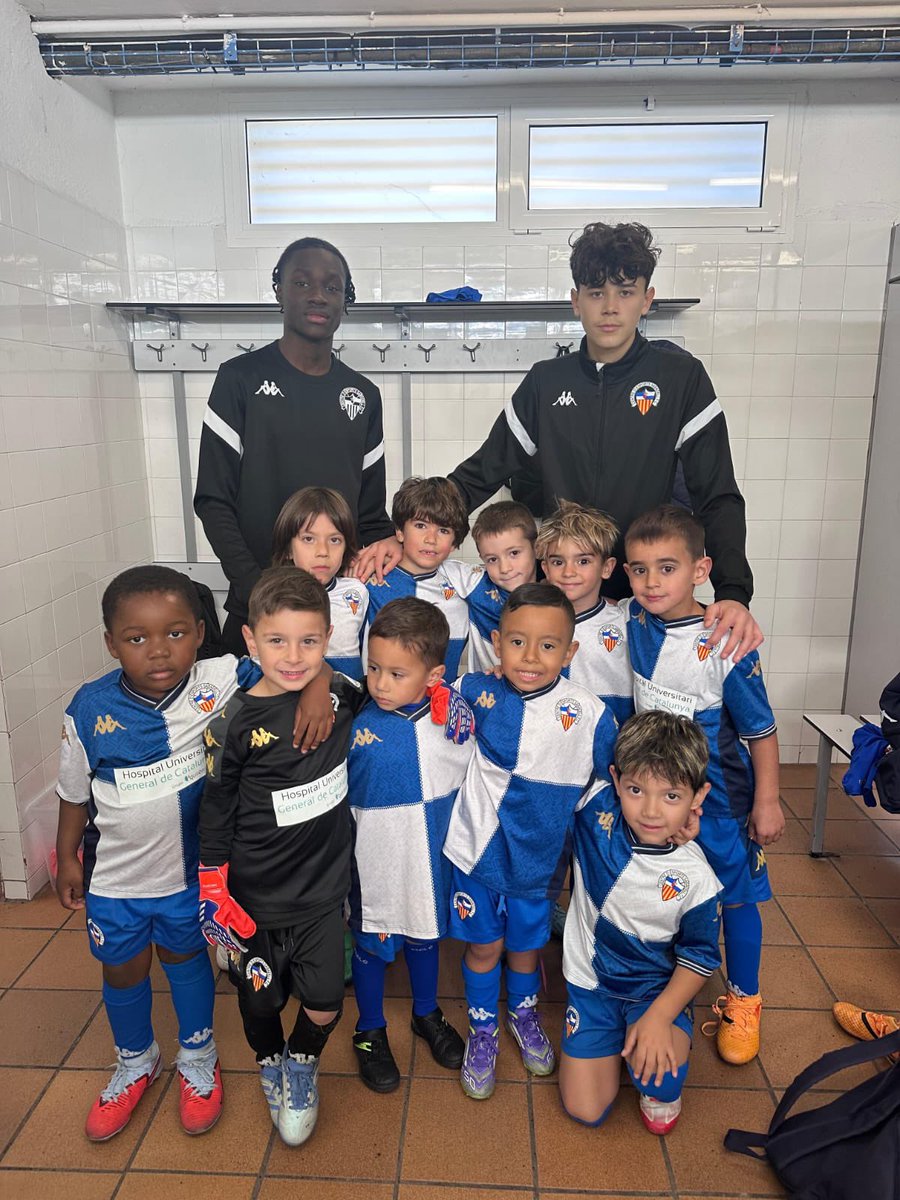 FutBaseCES's tweet image. 🥰 Gaudint i aprenent amb els 𝗣𝗔𝗧𝗨𝗙𝗘𝗧𝗦!

⚽️ Els més petits ja han començat a jugar partits i cada cop estan treballant i competint millor

🫶🏻 Quin orgull d’equip!

#FutBaseCES