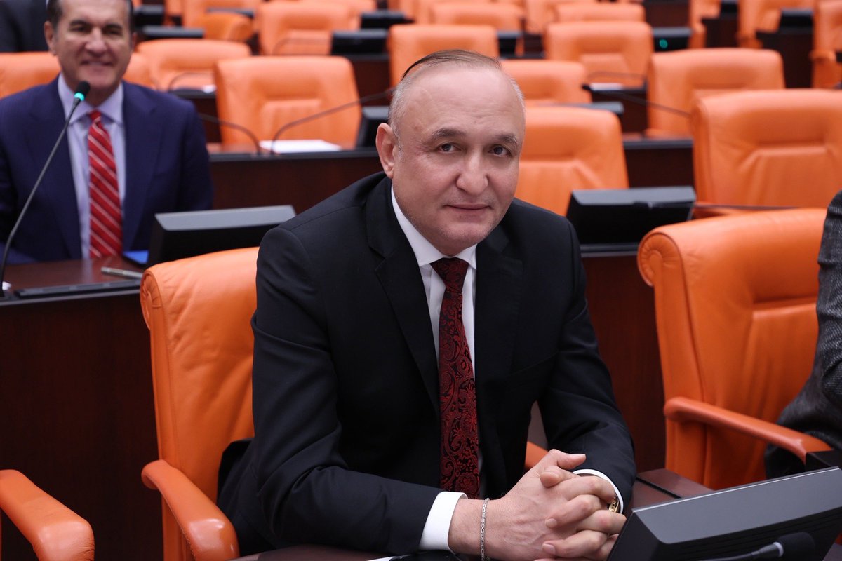 Stajyer ve çıraklar, fiilen çalıştırılmalarına rağmen yarım sigorta yapılarak mağdur ediliyor. Bu adaletsizliğin çözümü, staj ve çıraklık başlangıç tarihinin SGK hizmet başlangıcı olarak kabul edilmesidir!

MESEM’ler, çırak ve stajyer eğitimi adı altında ucuz iş gücü yaratan bir