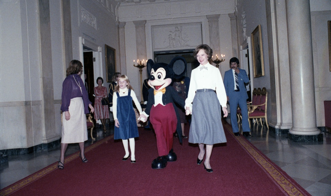 CarterLibrary's tweet image. #HappyBirthdayMickey! #OTD in 1928, Steamboat Willie premiered, introducing Mickey Mouse. 

To honor the 50th anniversary, Amy Carter hosted Mickey for a reception at the White House for children with disabilities. Even the White House Military Officers got in on the fun!