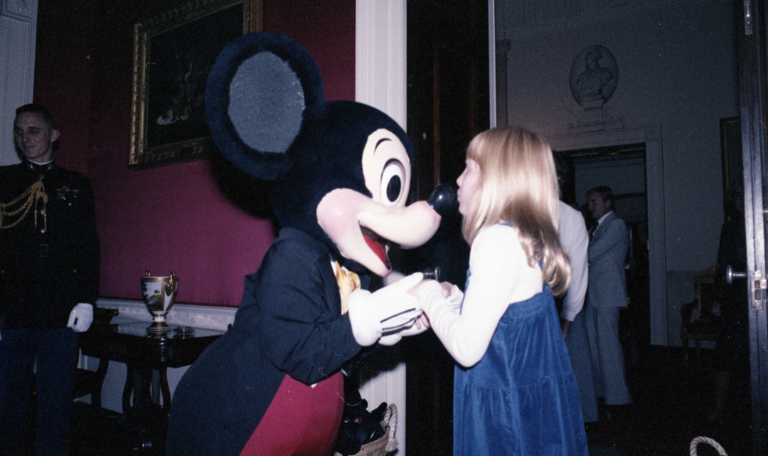 CarterLibrary's tweet image. #HappyBirthdayMickey! #OTD in 1928, Steamboat Willie premiered, introducing Mickey Mouse. 

To honor the 50th anniversary, Amy Carter hosted Mickey for a reception at the White House for children with disabilities. Even the White House Military Officers got in on the fun!