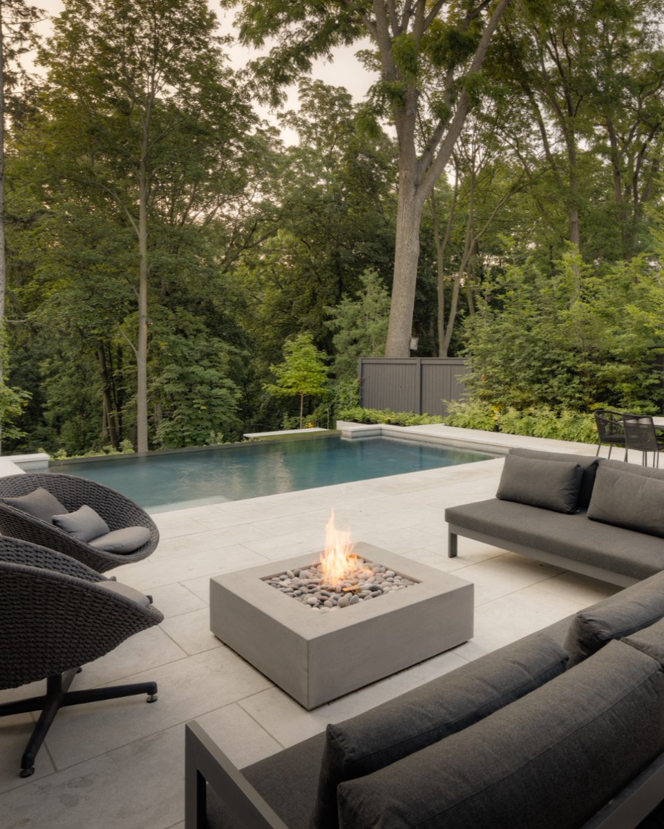 paloform's tweet image. A poolside designed for laid-back gatherings around a modern fire. 

The Bento concrete fire pit serves as the heart of this refined space, completing the sophisticated experience of curated outdoor living.  

#Paloform