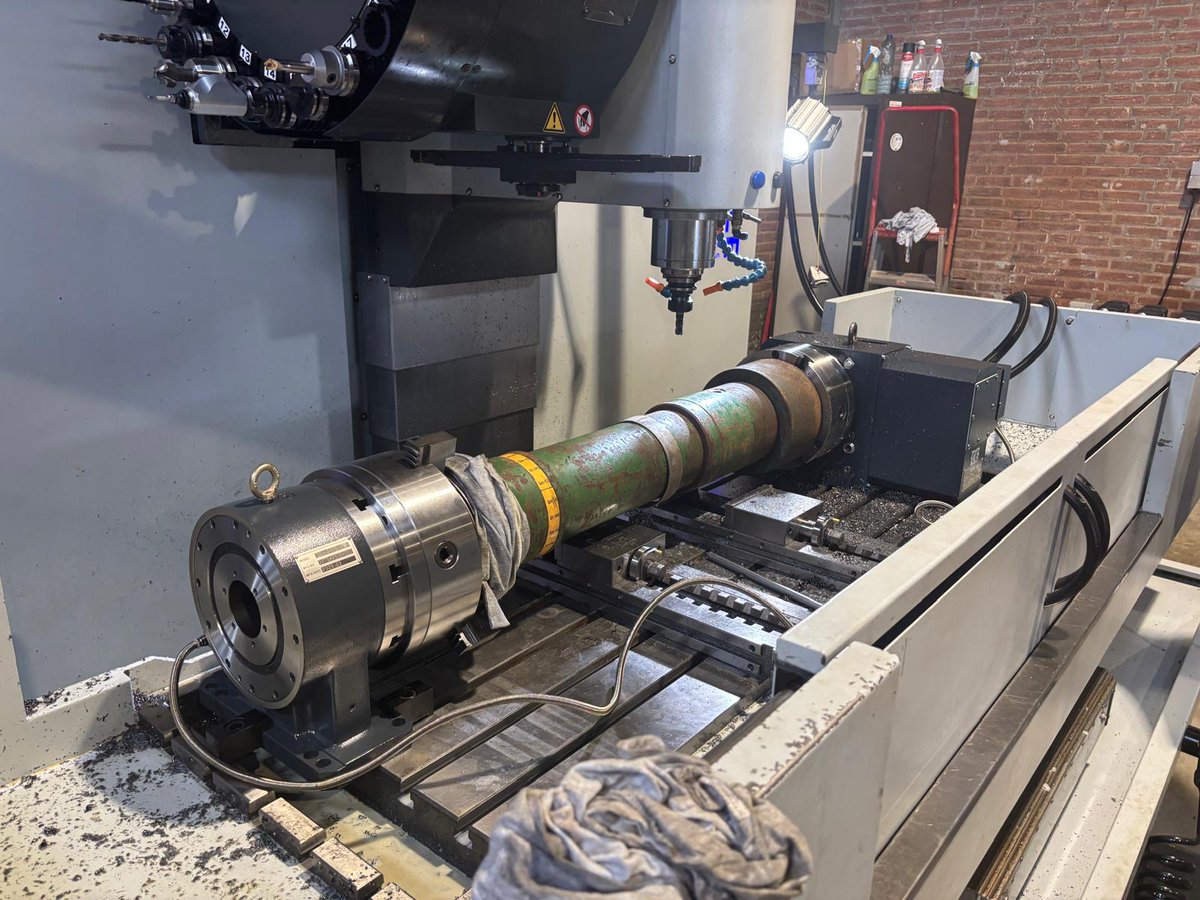 STYLECNCMachine's tweet image. Slomp Techniek is back at work on the STYLE BT 1500 with a 4th axle. Slomp is a full-service partner in both the Netherlands and Germany. How cool is this? 

When you have any questions about this machine or product, you can check the website: stylecncmachines.com/style-bt-1500-…