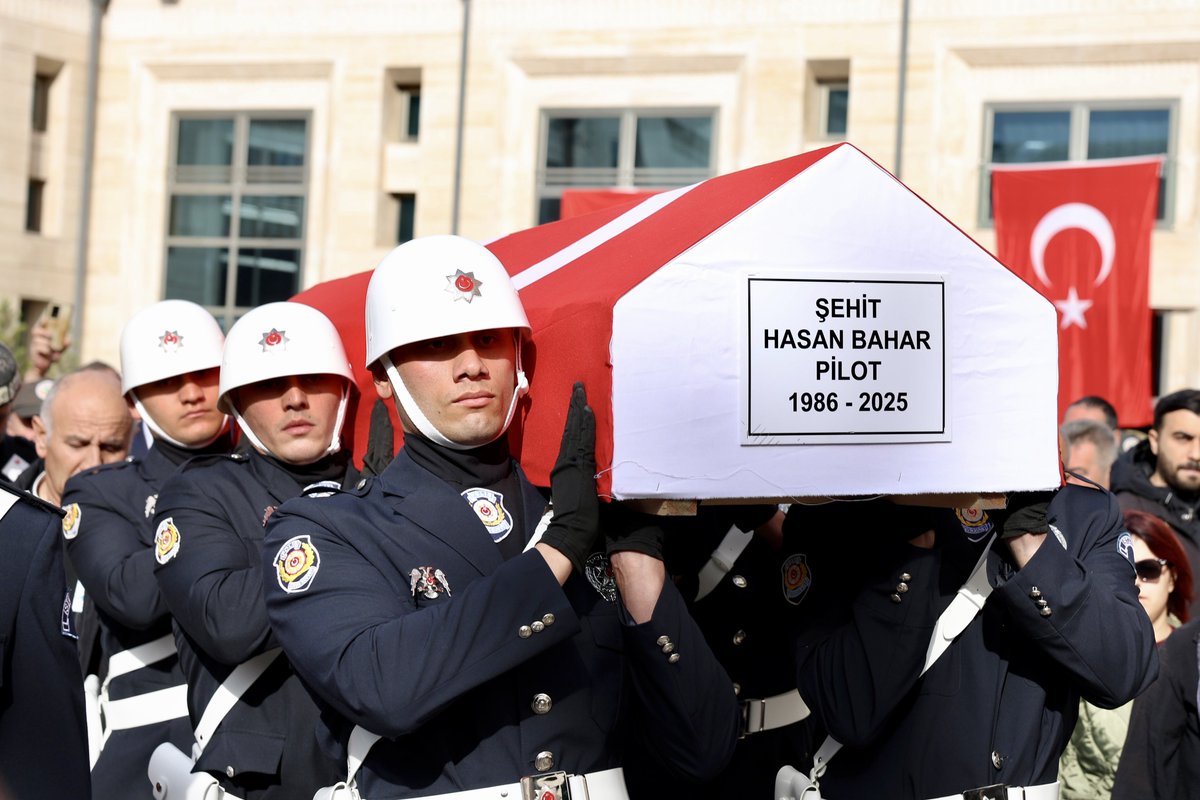Hırvatistan’da uçak kazası sonucu şehadete yürüyen pilotumuz Hasan Bahar’ı ebediyete uğurladık.

Yeşil Vatan mücadelesinde şehit olan tüm orman kahramanlarımızı rahmet ve minnetle anıyorum.

Rabb’im mekânlarını cennet, makamlarını âli eylesin.