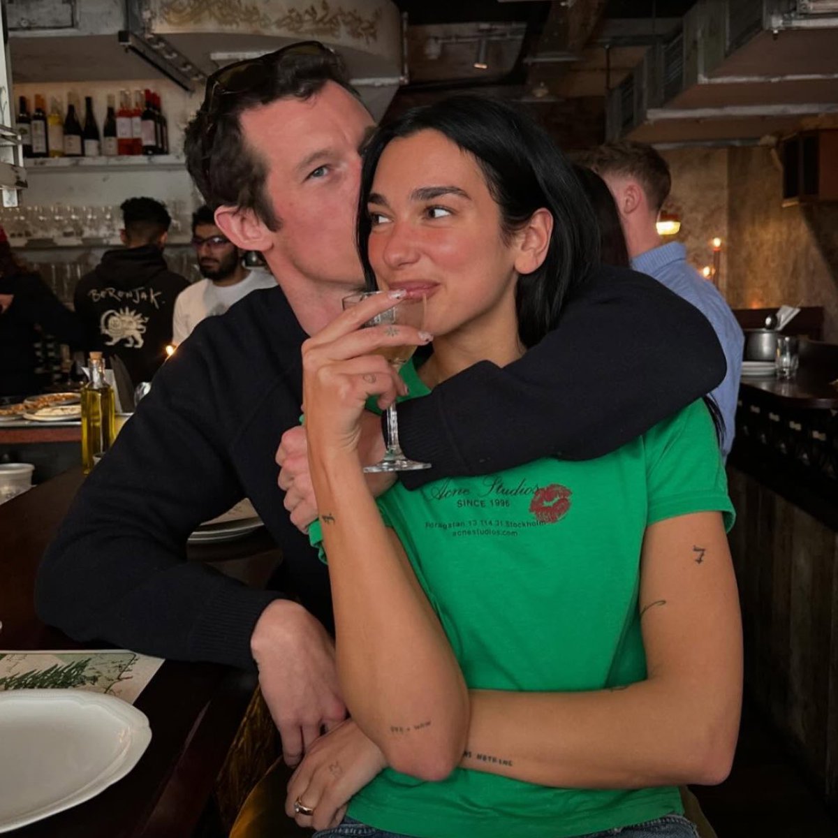 dlipahungary's tweet image. 💬 | Callum Turner on navigating his and @DUALIPA’s relationship in the public eye [@vanityfair]

“There’s nothing hard about it at all. It’s the easiest thing in the world - it really is. Of course it’s annoying when someone’s videoing you, but for the most part, people are…