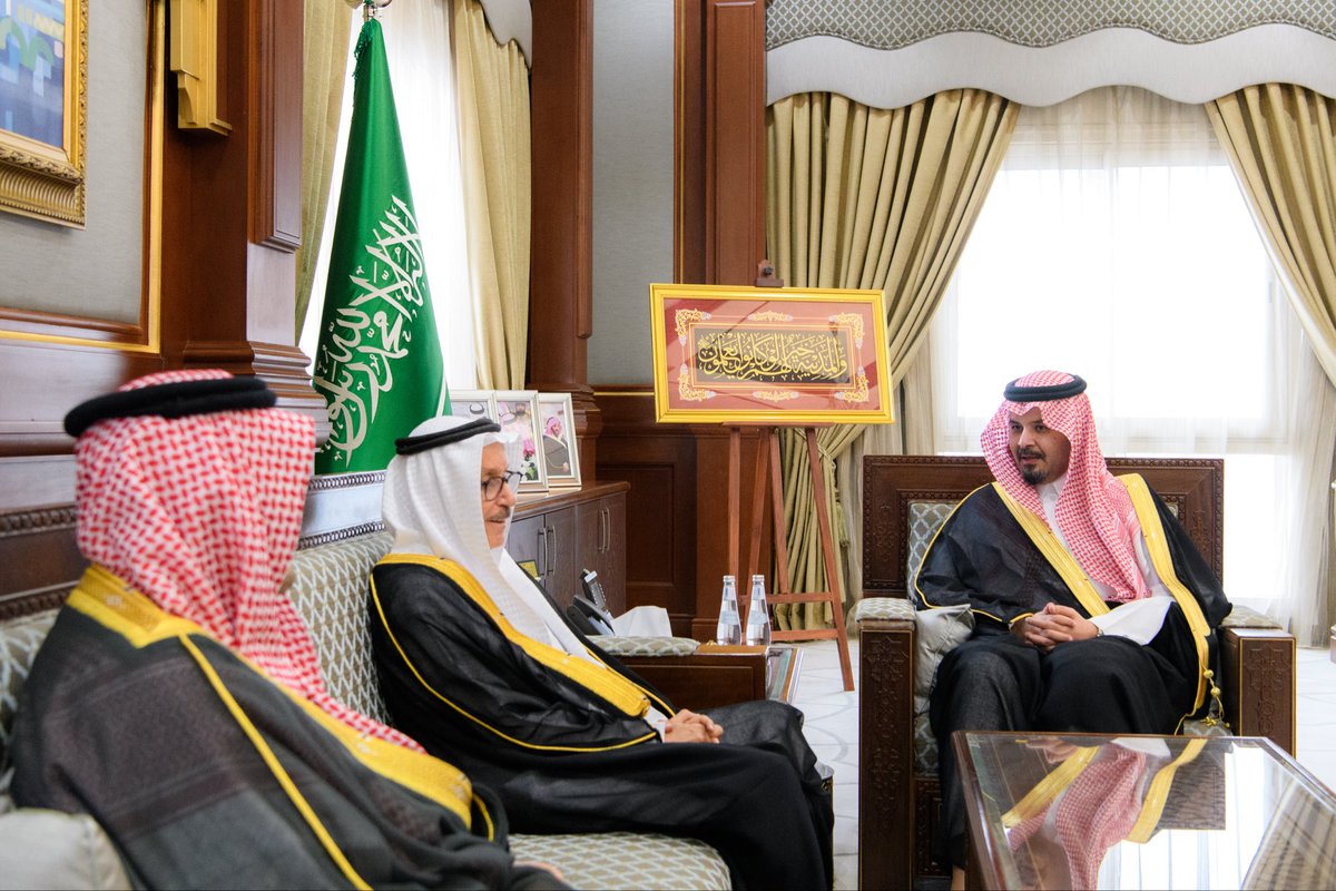 استقبل سمو أمير منطقة المدينة المنورة #سلمان_بن_سلطان، الرئيس التنفيذي لشركة المواساة للخدمات الطبية ناصر السبيعي، والعضو المنتدب للشركة خالد السليم، واطّلع سموه على عرض تعريفي لمشاريع الشركة في المنطقة، وفي مقدمتها مشروع مستشفى المواساة في #ينبع الصناعية، بطاقة استيعابية تبلغ