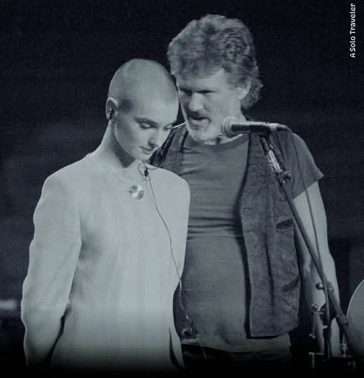 Le 16 octobre 1992, au Madison Square Garden, 20 000 personnes la huèrent.
Une marée de cris, de haine, de mépris.
Et pendant que le vacarme grondait, un homme s’approcha d’elle et lui murmura à l’oreille :
« Don’t let the bastards get you down. »
(Ne laisse pas les salauds te