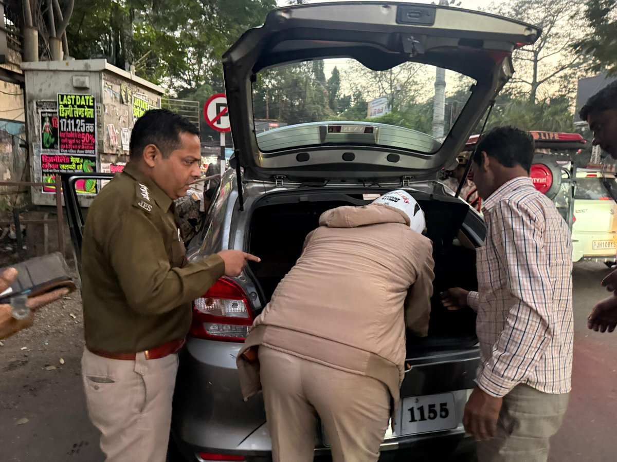 धनबाद पुलिस का एंटी क्राइम चेकिंग अभियान।
एसएसपी महोदय के निर्देश पर सभी थाना व ओपी क्षेत्रों में चला व्यापक वाहन जांच, संदिग्धों की पहचान और कड़ी गश्त।
#DhanbadPolice #AntiCrimeDrive #JharkhandPolice #SafetyFirst #CrimeControl #DhanbadNews