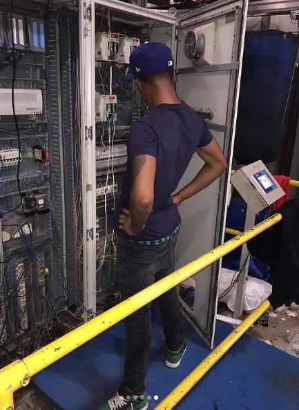 Crypto dumped so I applied for a new job.
Got hired at <a href="/Cloudflare/">Cloudflare</a>  today 

am I doing this thing right chat?