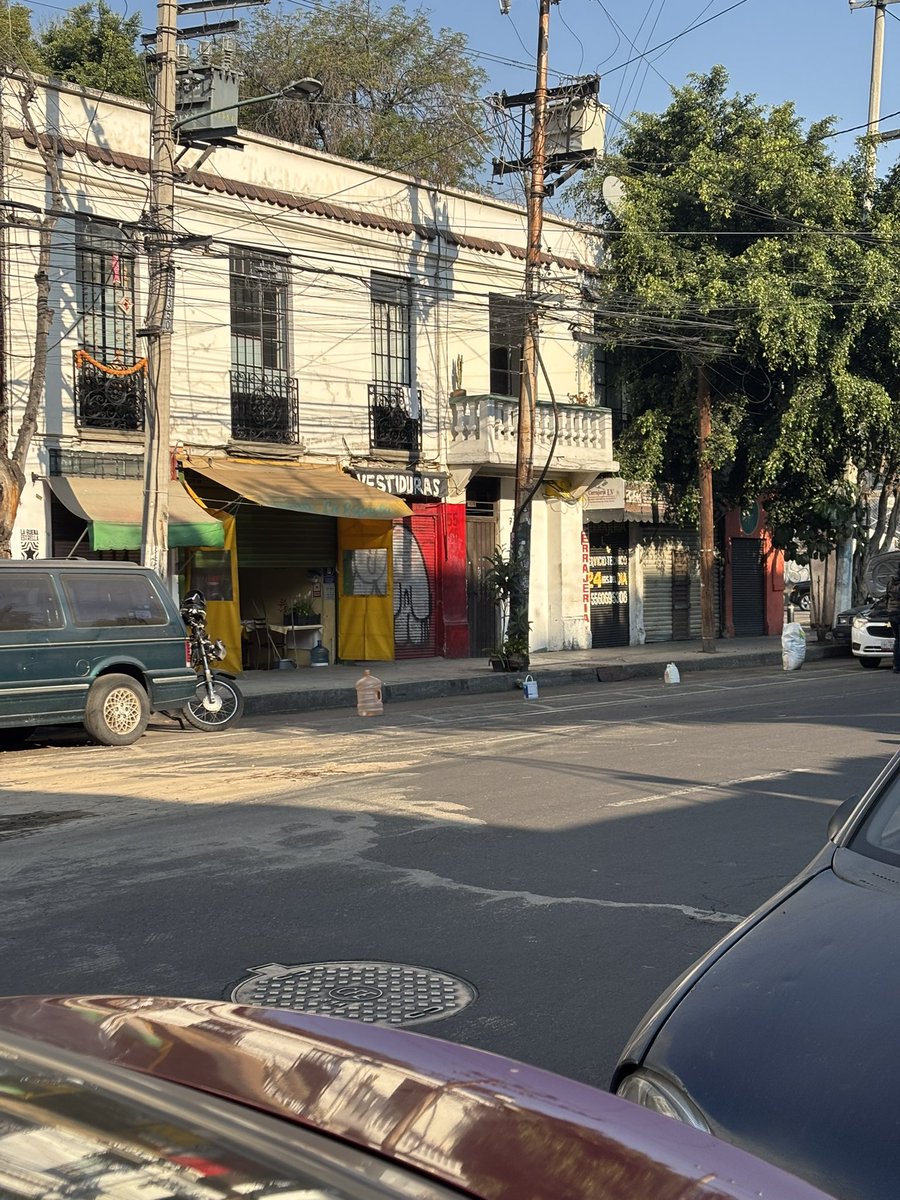 anapomo's tweet photo. Cuando vendrán a quitar todos los lugares apartados en la San Rafael? Se molestan u ofenden si quitas su basura para estacionarte. Para cuando un poco de orden? Esto sobre la calle Manuel Maria Contreras casi esq con Guillermo Prieto @AlcCuauhtemocMx @OVIALCDMX @SSC_CDMX https://t.co/tyoZoIxK3l