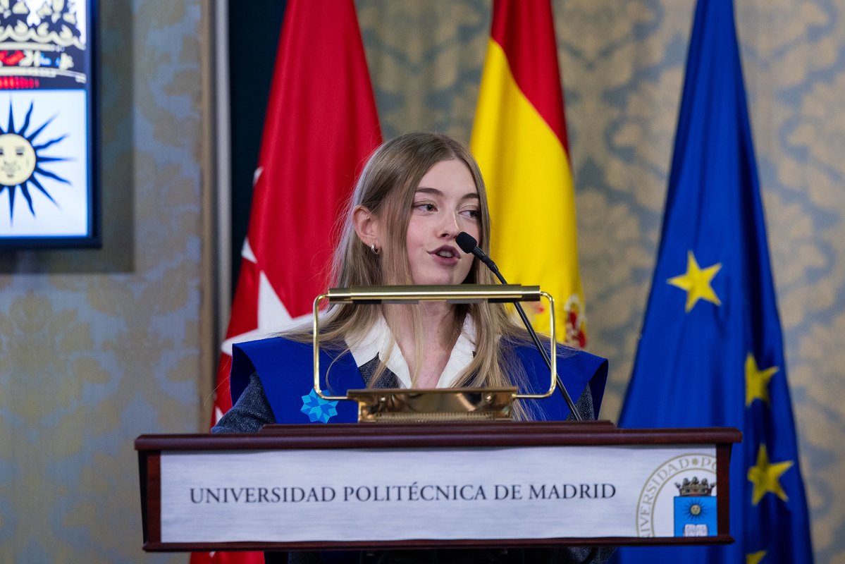 La_UPM's tweet image. Todas las entregas de diplomas son especiales, pero esta lo fue aún más si cabe 🎓 . Nuestra primera promoción del grado de Matemáticas 🔢  de la UPM ya tiene sus diplomas.
¡Enhorabuena!
📸 Ya puedes ver todas las fotos en nuestro Flickr  short.upm.es/6i8vl
 #somosUPM