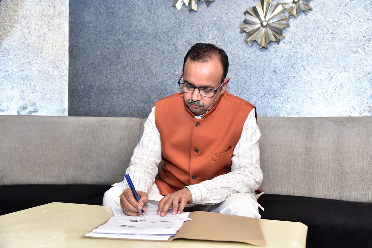 JPSRathoreBJP's tweet photo. आज अपनी विधानसभा में सत्यापित मतदाता (SIR) अभियान के तहत स्वयं अपना गणना प्रपत्र भर कर, भारत के लोकतंत्र को और अधिक सशक्त एवं पारदर्शी बनाया।
#sir #SIR2025 #BJP4IND #BJP4UP #BJP #JPSRathore #MatdataSuchi #shahjahanpur https://t.co/h82IfNIlrX
