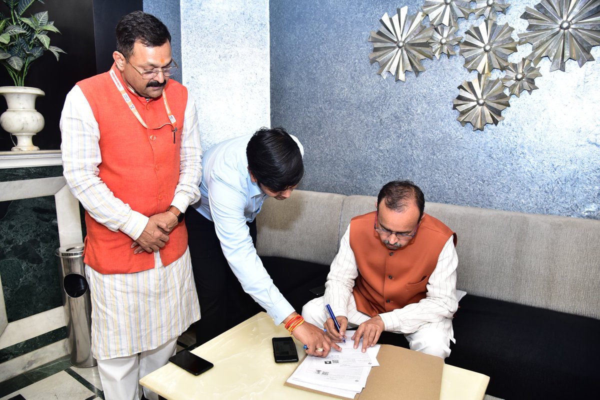 JPSRathoreBJP's tweet photo. आज अपनी विधानसभा में सत्यापित मतदाता (SIR) अभियान के तहत स्वयं अपना गणना प्रपत्र भर कर, भारत के लोकतंत्र को और अधिक सशक्त एवं पारदर्शी बनाया।
#sir #SIR2025 #BJP4IND #BJP4UP #BJP #JPSRathore #MatdataSuchi #shahjahanpur https://t.co/h82IfNIlrX