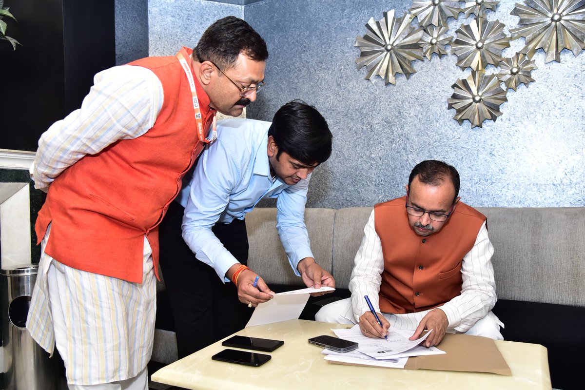 JPSRathoreBJP's tweet photo. आज अपनी विधानसभा में सत्यापित मतदाता (SIR) अभियान के तहत स्वयं अपना गणना प्रपत्र भर कर, भारत के लोकतंत्र को और अधिक सशक्त एवं पारदर्शी बनाया।
#sir #SIR2025 #BJP4IND #BJP4UP #BJP #JPSRathore #MatdataSuchi #shahjahanpur https://t.co/h82IfNIlrX