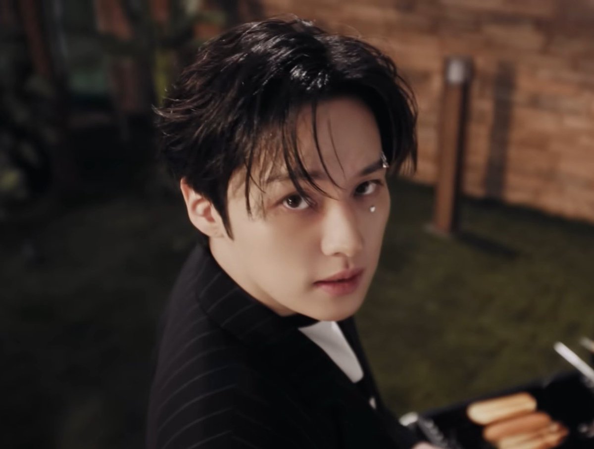 lalalalalinos's tweet image. eu AMO quando colocam brilhinhos na maquiagem dele EU AMO