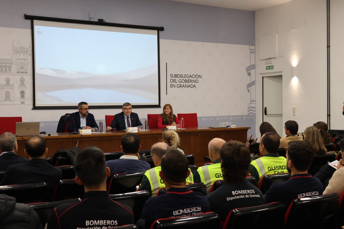 SubGobGRA's tweet photo. 🔵🟠 El subdelegado del Gobierno, @montimar66, inaugura las jornadas 'Gestión de emergencias en túneles de carretera', destinadas a la formación de colectivos implicados en la gestión del riesgo, que organizan la Escuela Nacional de @proteccioncivil y la @SubdeGobGranada. https://t.co/qT0ZwoML0c