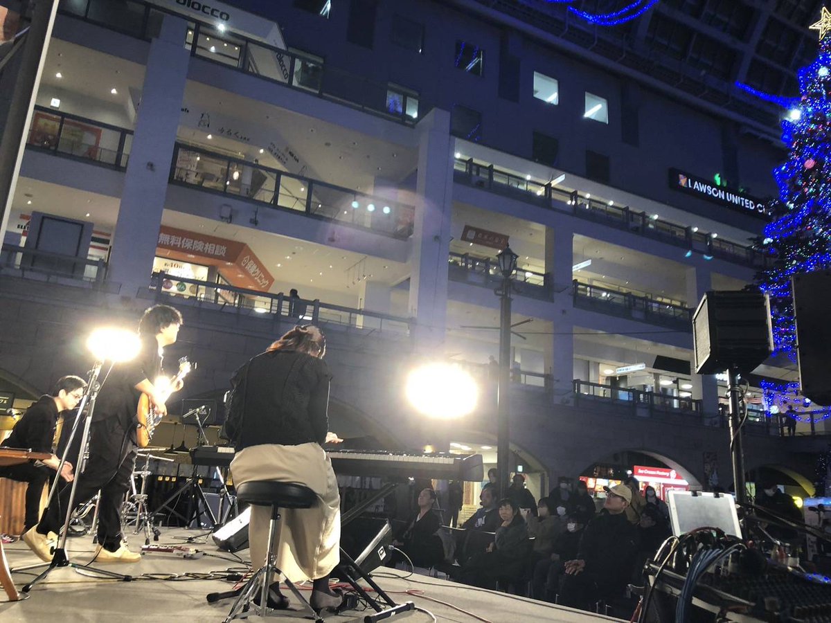 LinktoNote2013's tweet image. 今年最後の演奏が終わりました！今年はなんかあっという間だったなぁ⌛
来年はもっといろんな事に挑戦しながら活動していきたいと思っておりますので、これからも応援ヨロシクお願い致します！