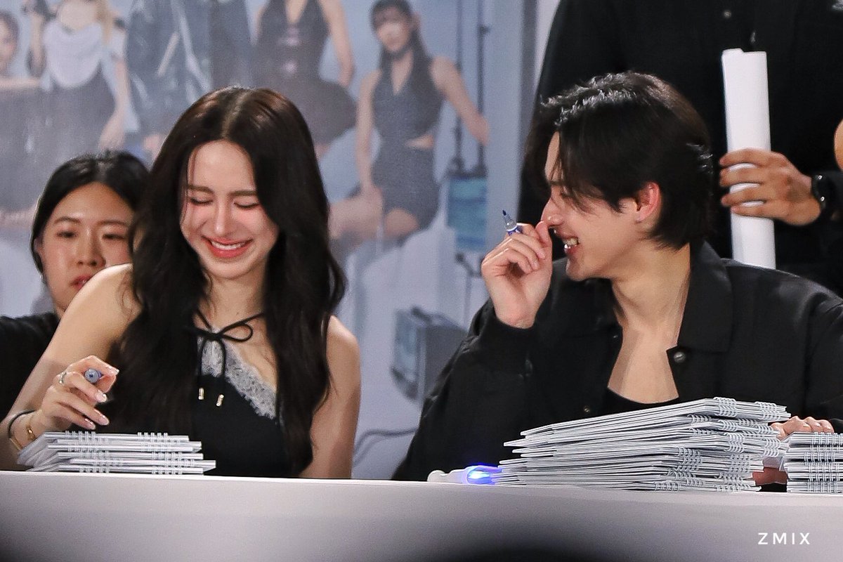 yornoryorjai_'s tweet photo. เหตุผลที่พิเก้ากองเป็นภูเขา 4 กอง เพราะ มัวแต่ยิ้มให้เทอขา คนที่เลิปมายจ๊อบที่สุดด

วันนี้ท้องฟ้าสดใส เพราะ รอยยิ้มของปีปี 🥰

CALENDAR CH3 X KAOPP

#เก้าพีพีเซ็นปฏิทินปี2569 https://t.co/iAp99rVhYy