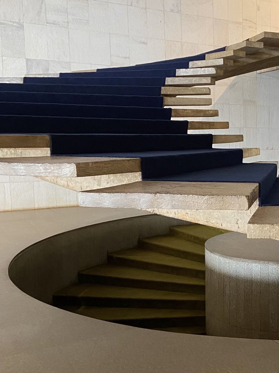 luusssso's tweet image. The amazing spiral staircase at Itamaraty Palace in Brasília, Brazil

Conceived by architect Oscar Niemeyer with structural engineering by Joaquim Cardozo