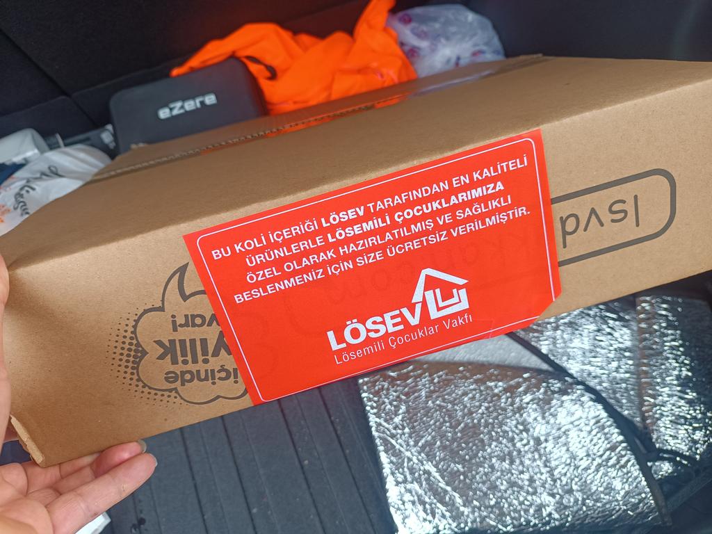 #LÖSEVlemutluet lösev ailesine bagışcılarına gönüllülülerine en zor zamanımızda hep yanımızda olduğu için çok teşekkür ederiz üstün hocam iyiki varsınız