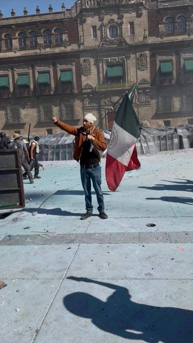 DeniseMeadeG's tweet image. ¡Zócalo: Operativo de Control Político Disfrazado de &quot;Desorden&quot;! 💀🚨

Alberto Capella, ex activista y funcionario de seguridad, revela la verdad: la marcha fue pacífica, pero el gobierno diseñó violencia estratégica para sabotearla.

Una multitud masiva de familias, jóvenes y…