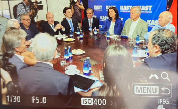 SebastianRochaZ's tweet photo. 🔹Potentísima foto de la reunión del comando de Kast, con los mejores economistas del país.

Ex Presidentes del Banco Central.
Ex Ministros de Estado.

👏👏👏 https://t.co/auMLWbkp2U