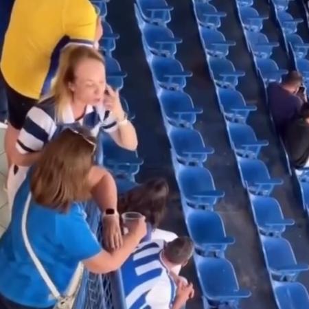 rodrigoluisvelo's tweet image. ATENÇÃO: Está identificada como ANA PAULA DE SOUSA COSTA a terrorista de Santa Catarina que fez ataques racistas contra a torcida do Remo no jogo deste domingo contra o Avaí, em Florianópolis.

Ela é representante comercial da empresa ORBENK.

Vamos deixá-la famosa!