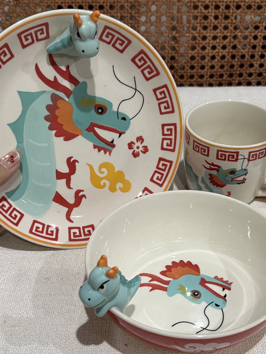 paijourneyma's tweet image. แล้วไปบอกแม่ว่าซื้อจานมังกรมา
สิ่งที่แม่คิด                       สิ่งที่ผมซื้อ