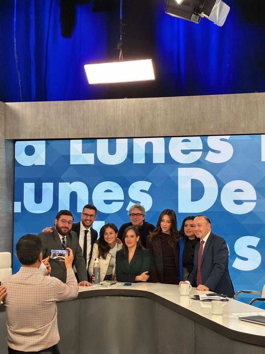 Este EQUIPAZO con <a href="/andrebernal26/">Andrea Bernal</a> a la cabeza, <a href="/alondra_cgp/">Alondra Enriquez</a> , <a href="/CaesarAemilius/">César Febres-Cordero L.</a> , <a href="/arodrigueze9/">Andrés Rodríguez Estrada</a> , @cdetomaso  y la impecable <a href="/MartinaVeraP/">Martina Vera Pérez</a> con Pepe Huertas y Freddy Barros  en su producción,  llegamos a mover la conversación de Ecuador y el mundo.
Mi compromiso:  Ser una voz que