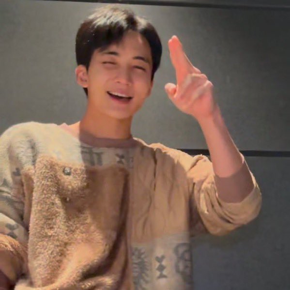 mildoey's tweet image. โผล่มาแว้บเดียว ทำทวิตล่มทั้งไซต์! แฟนคลับช็อกทั้งไทม์ไลน์ จองฮันย้ำ ‘หล่อกว่าพี่เมื่อวาน คือพี่ในวันนี้’

สำนักข่าว 1004 รายงาน