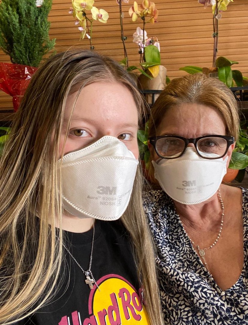 No apto para negacionistas y miedosos de las mascarillas 🤌🏻Las 2 únicas enmascaradas  en el super (espacio cerrado) en el medio de aumento de la variante XFG, muy contagiosa de #Covid, luego del cole, mucha gente tosiendo y estornudando 🙄 Mañana, último examen de Cora