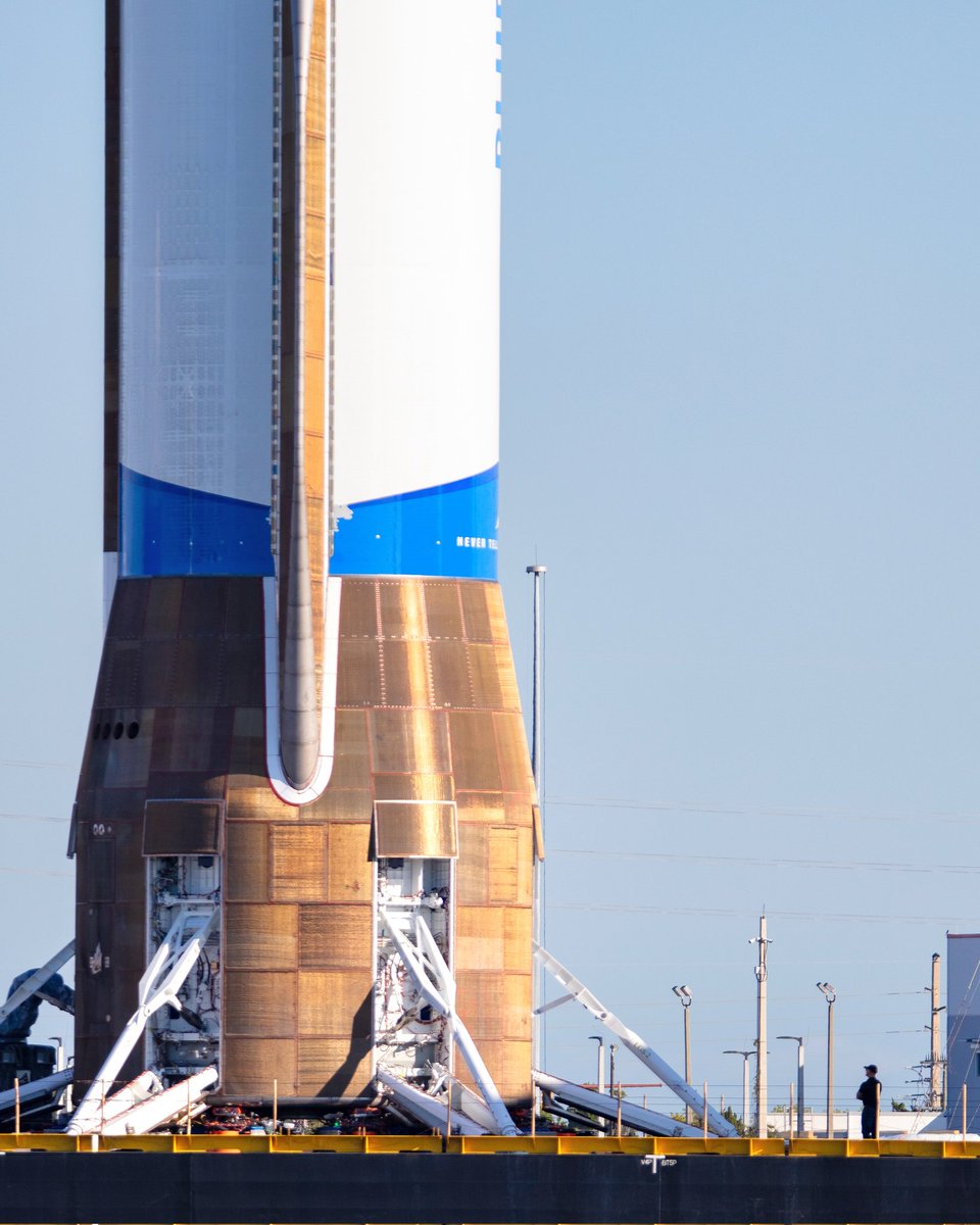 JennyHPhoto's tweet image. After the successful launch and landing of Blue Origin&apos;s New Glenn rocket, the 189-ft first-stage booster stands tall on the barge Jacklyn as @JeffBezos stands at its base.

What an exciting time to be alive!

Reporting for @SuperclusterHQ