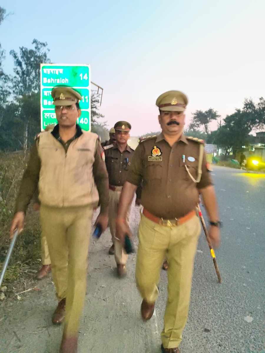 bahraichpolice's tweet image. #FootPatrolling
जनपद में अपराध-नियंत्रण व आमजन में सुरक्षा की भावना जागृत करने के दृष्टिगत #SPBahraich के निर्देशन में थाना रिसिया पुलिस द्वारा भीड़-भाड़ वाले स्थानों तथा मिश्रित आबादी वाले संवेदनशील क्षेत्रों में किया गया पैदल गश्त।   
#UPPolice
