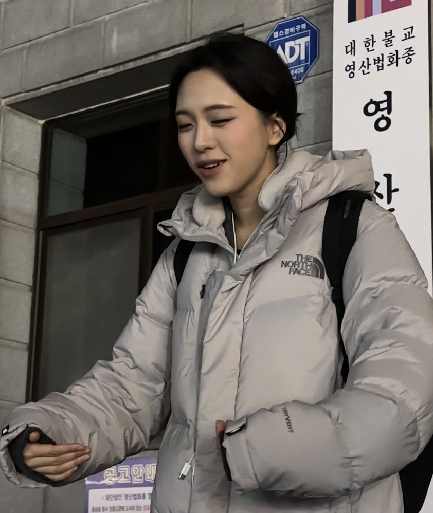 R0CKWILL0W's tweet image. 저화질의 최하윤이 너무 고트한 건에 관하여