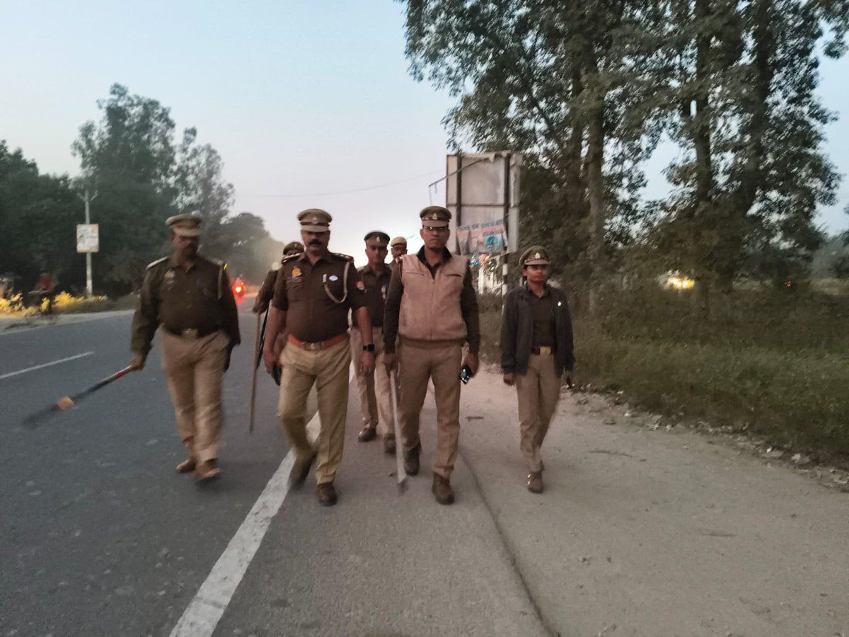bahraichpolice's tweet image. #FootPatrolling
जनपद में अपराध-नियंत्रण व आमजन में सुरक्षा की भावना जागृत करने के दृष्टिगत #SPBahraich के निर्देशन में थाना रिसिया पुलिस द्वारा भीड़-भाड़ वाले स्थानों तथा मिश्रित आबादी वाले संवेदनशील क्षेत्रों में किया गया पैदल गश्त।   
#UPPolice