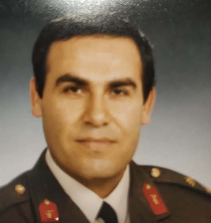 DrGunerSonmez's tweet image. GATA Haydarpaşa Askeri Hastanesinden hocam, komutanım, abim Prof. Tbp. Kd. Alb. Eşref Kızılkaya vefat etti. Çok değerli bir hekim, iyi bir hoca, erdemli bir insandı. Hiç yolundan sapmadı. Üzerimizde çok emeği var.

Çok üzgünüm. Allah rahmet eylesin, mekanı cennet olsun.