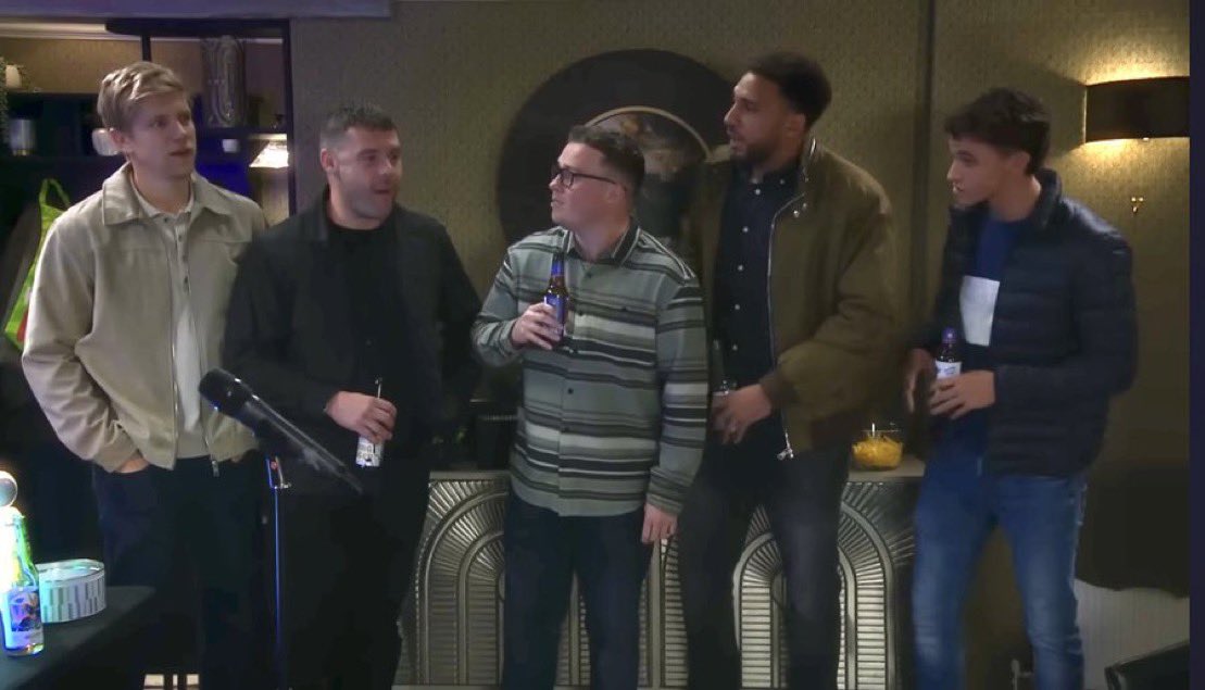 robsugdenlover's tweet image. Close enough welcome back one direction